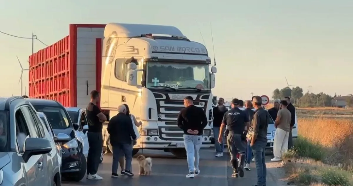 Caro carburante, protestano i camionisti sulla SS16: traffico in tilt tra Foggia e San Severo