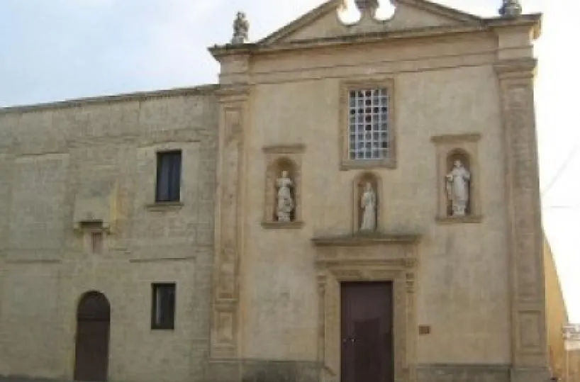 Testa Gagliano del Capo, parroco cade e urta la testa durante la Messa ...