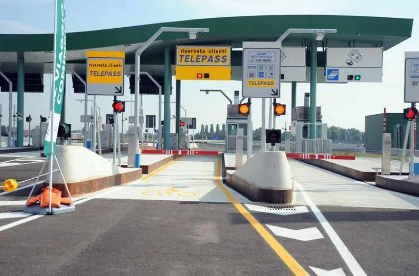 Nel Foggiano assalto alla cassa automatica del casello autostradale: banditi in fuga con il denaro 