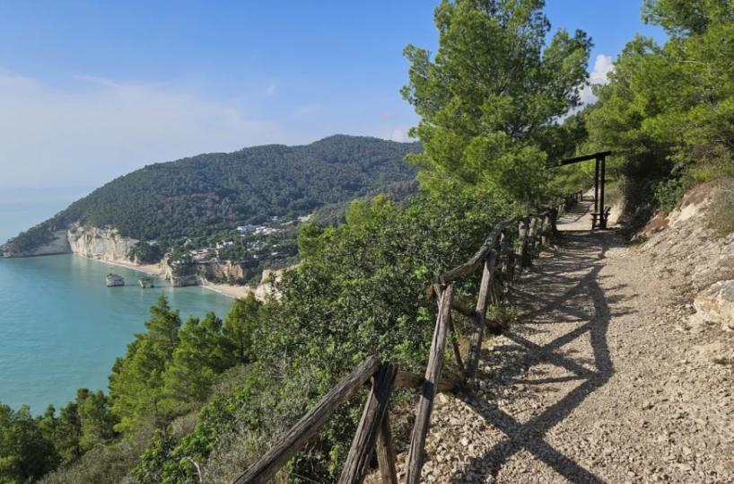 Mattinata, salvati turisti francesi con bambina bloccati su un costone roccioso sul Gargano