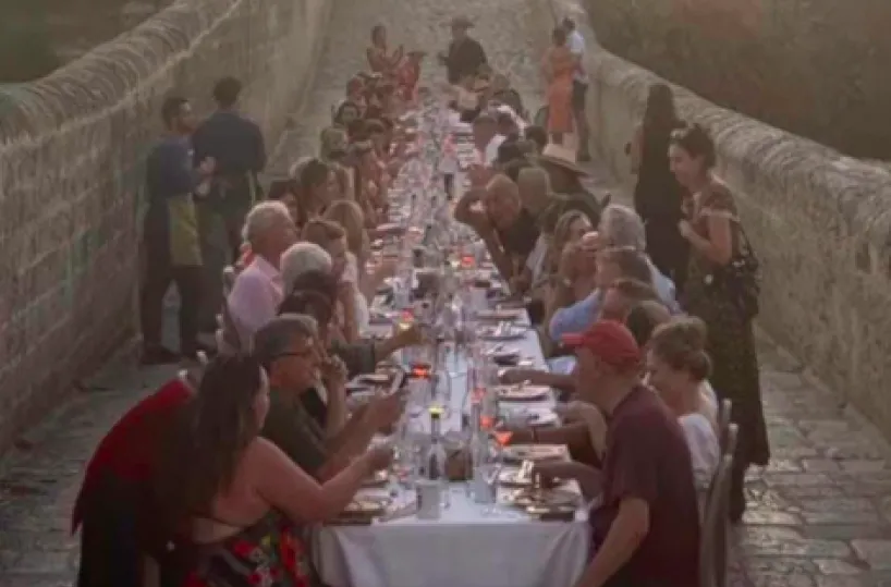Cena a 390 dollari a testa sul ponte dell’Acquedotto, a Gravina esplode la polemica e arriva sul Times Cena a 390 dollari a testa sul ponte dell’Acquedotto, a Gravina esplode la polemica e arriva sul Times