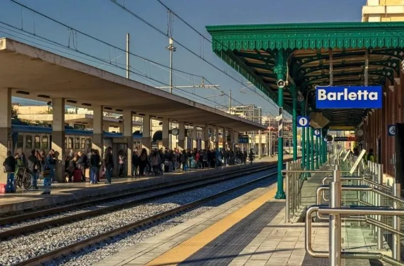 Dramma alla stazione di Barletta: tenta di risalire sul treno in ...