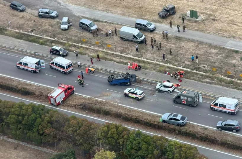 Scontro frontale sulla Foggia-Manfredonia, si ribalta un furgone: un morto e tre feriti Scontro frontale sulla Foggia-Manfredonia, si ribalta un furgone: un morto e tre feriti