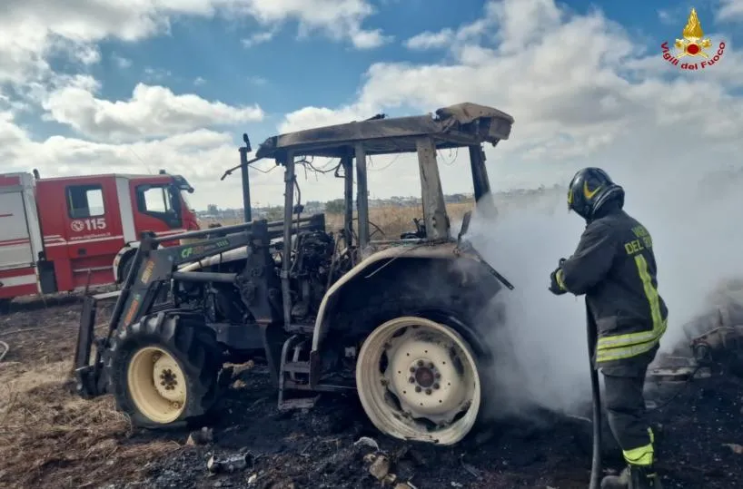 Gravina in Puglia, trattore prende fuoco durante il lavoro: in fiamme ...