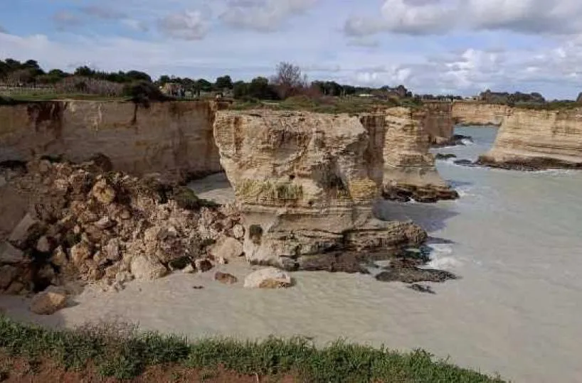 Puglia sempre più erosa dal mare che avanza. Il Rapporto Mase: 47% delle coste sabbiose arretra. Urgono investimenti Puglia sempre più erosa dal mare che avanza. Il Rapporto Mase: 47% delle coste sabbiose arretra. Urgono investimenti